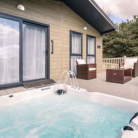 Ashworth Lodge With Hot Tub Barmby on the Moor Exterior foto