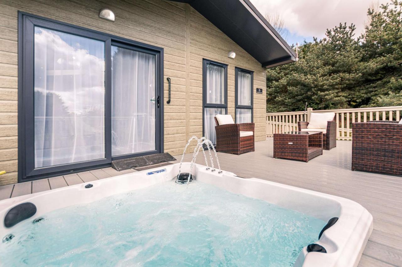 Ashworth Lodge With Hot Tub Barmby on the Moor Exterior foto