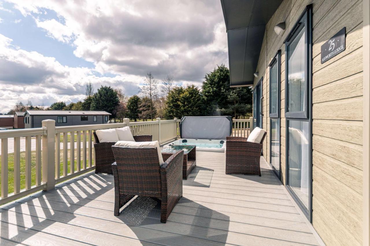 Ashworth Lodge With Hot Tub Barmby on the Moor Exterior foto